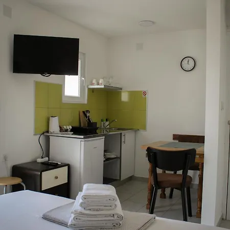 公寓 And Radivojevic *